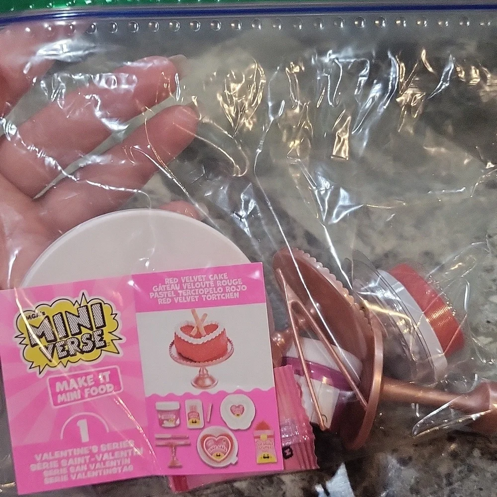 Miniverse Make It Mini Food Valentines Red Velvet Cake